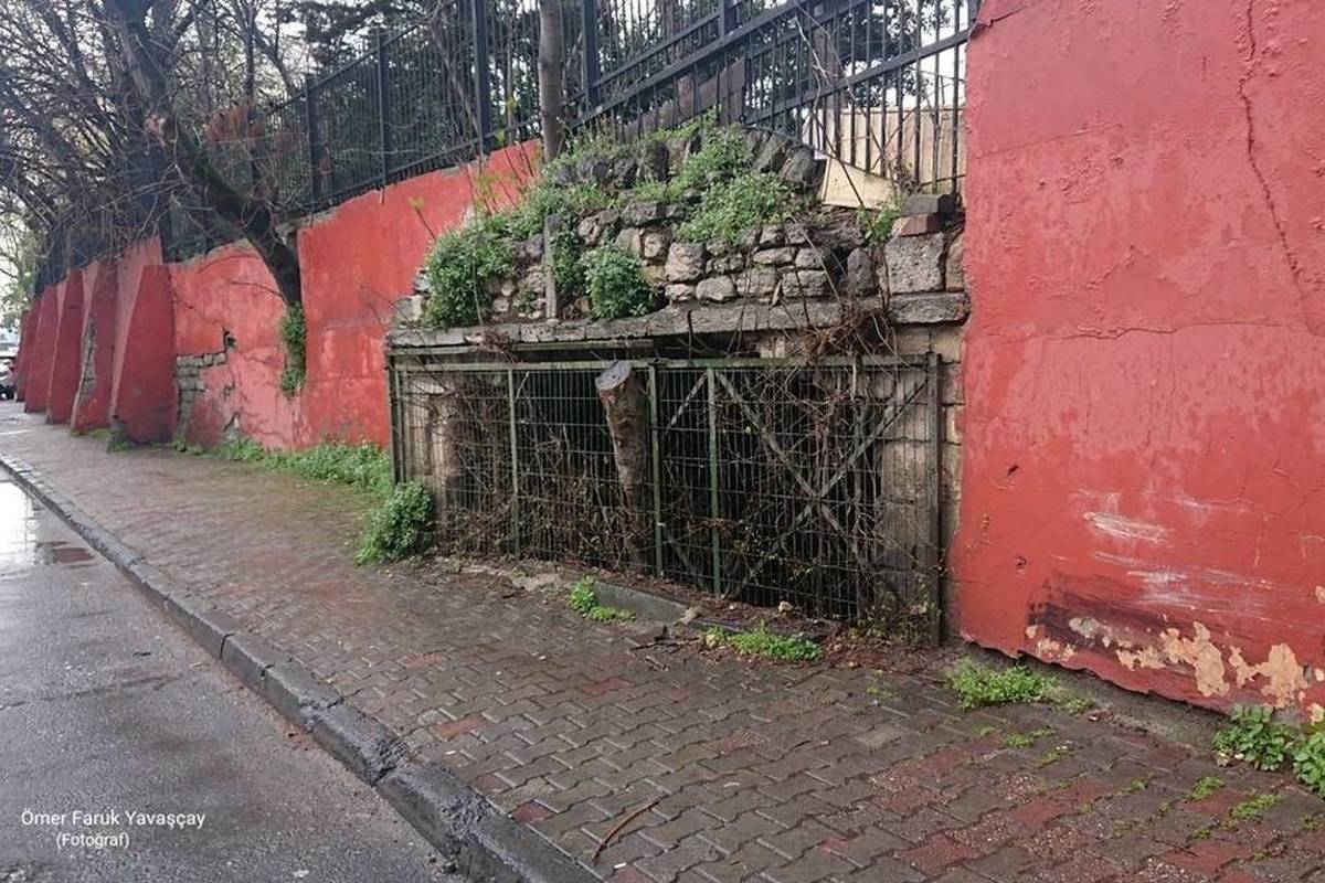 کشف کلیسایی مرموز در محوطۀ یک دبیرستان