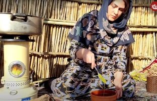 (ویدئو) طبخ یک غذا با تخم مرغ محلی و سیب زمینی توسط بانوی گیلانی
