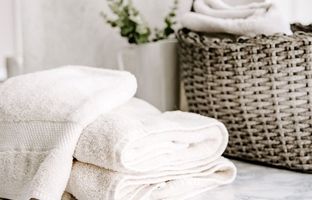 چگونه حوله های سفید را مثل روز اول نرم و تمیز کنیم؟