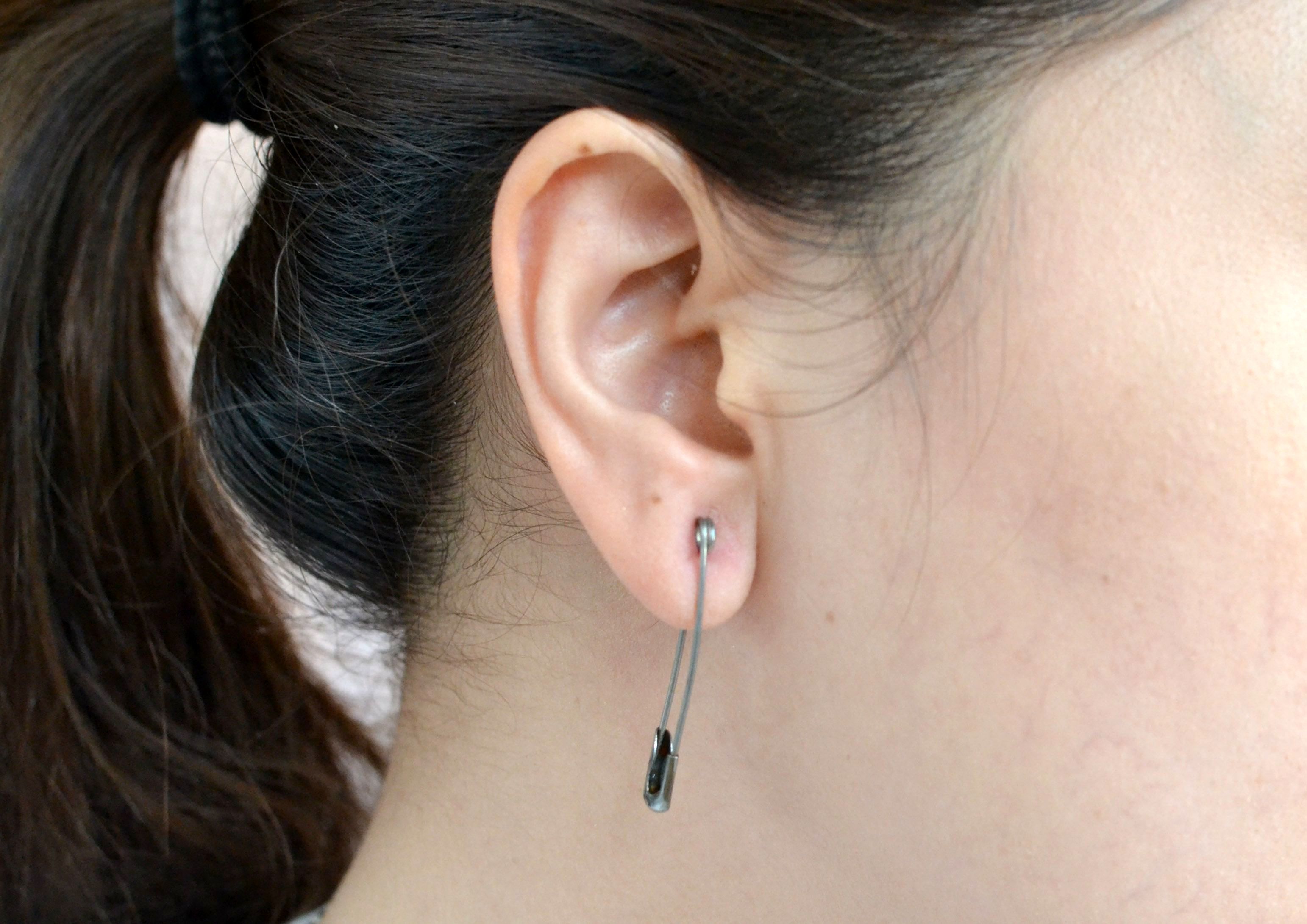 (تصاویر) چگونه با کمترین امکانات و بدون درد گوش خود را سوراخ کنیم؟ +نکات بهداشتی