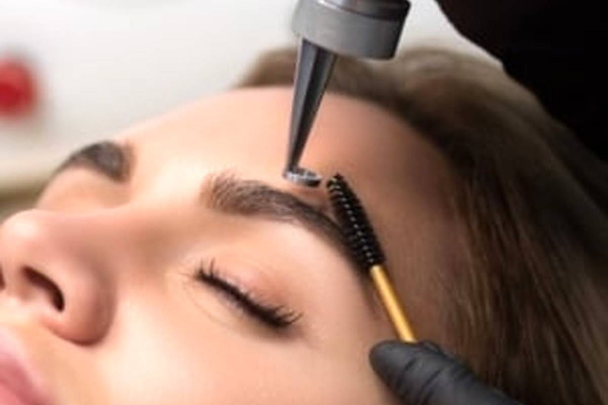 نحوه پاک کردن هاشور و سایه ابرو در خانه