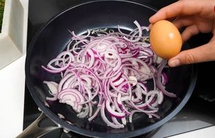 (ویدئو) آمریکایی ها با سیب زمینی، پیاز و تخم مرغ این شام خوشمزه را طبخ می کنند