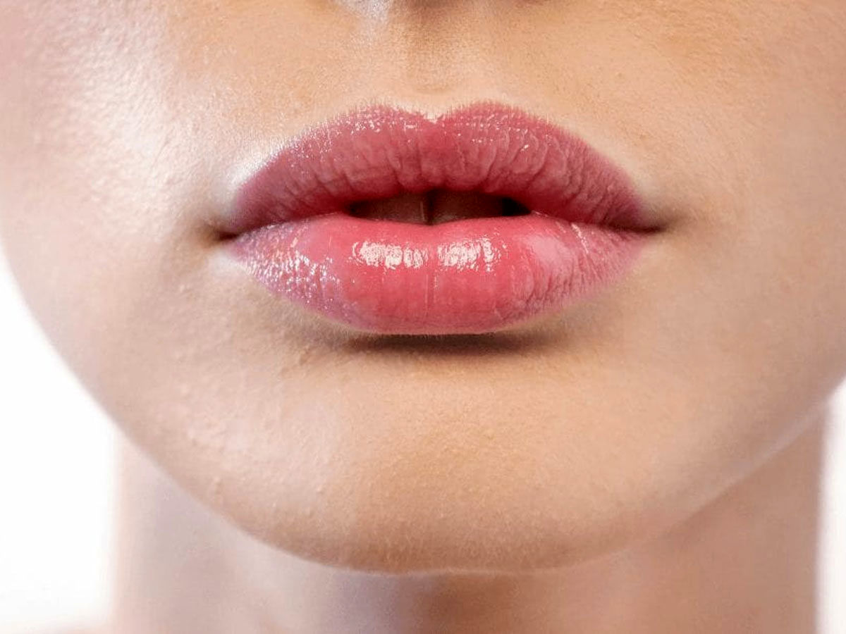 چرا رنگ لب قرمز است؟