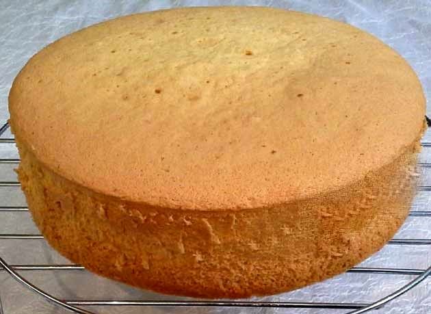 (ویدئو) طرز تهیه یک کیک اسفنجی ساده و خونگی +آموزش مرحله به مرحله و راز پف کردن کیک