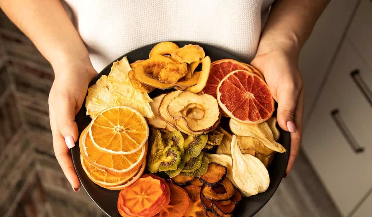 ساده ترین روش‌های تهیه میوه خشک خانگی برای عید