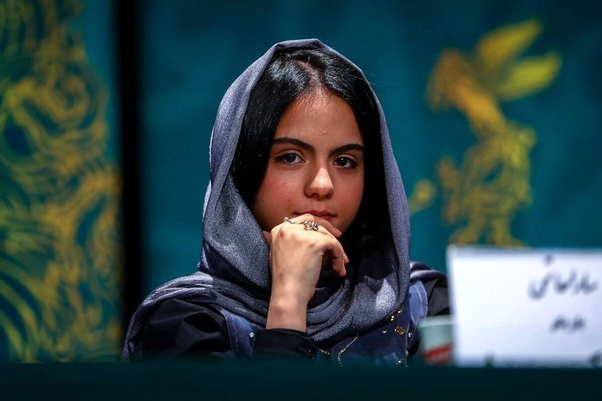 (عکس) ژست جالب و تیپ هنری بازیگر زن سریال زخمکاری