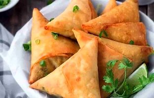 (ویدئو) فرآیند تهیه و طبخ 500 سمبوسه به سبک 5 آشپز روستایی هندی