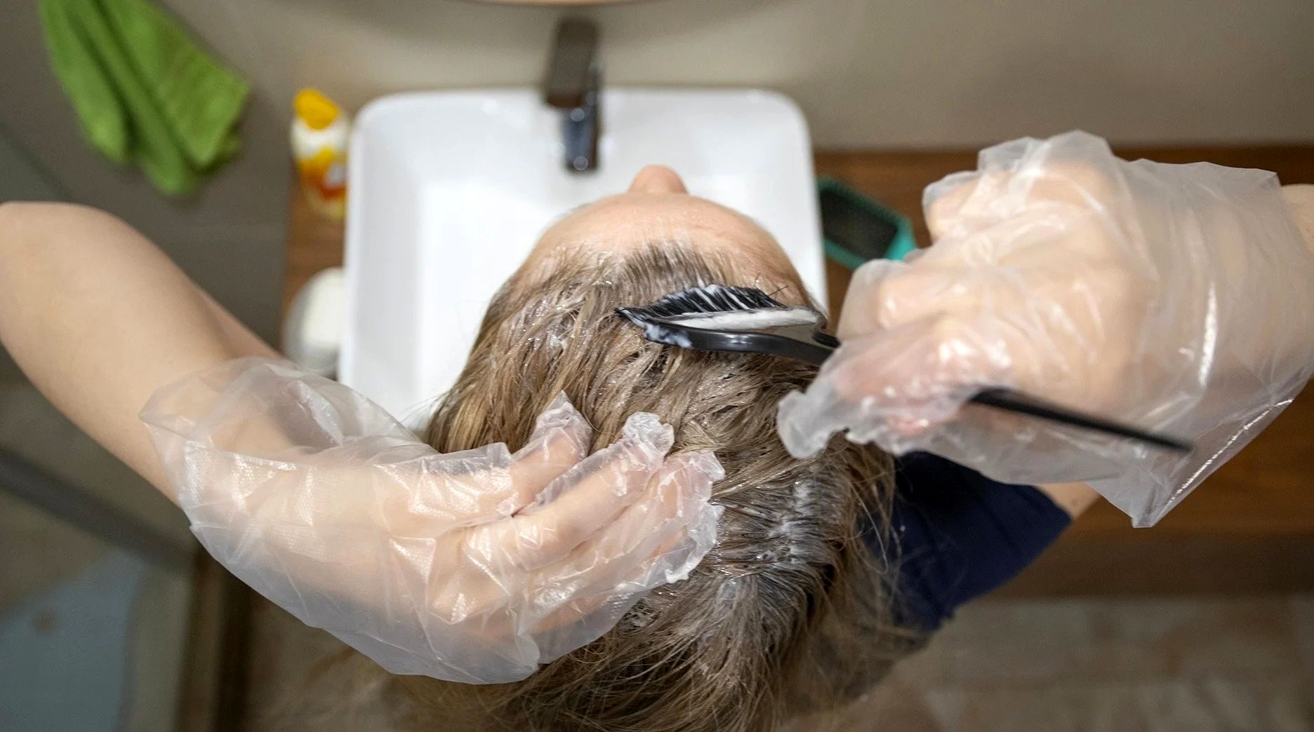 چرا موهایم رنگ نمی گیرد؟ 7 دلیل مهم و نحوه رفع آن