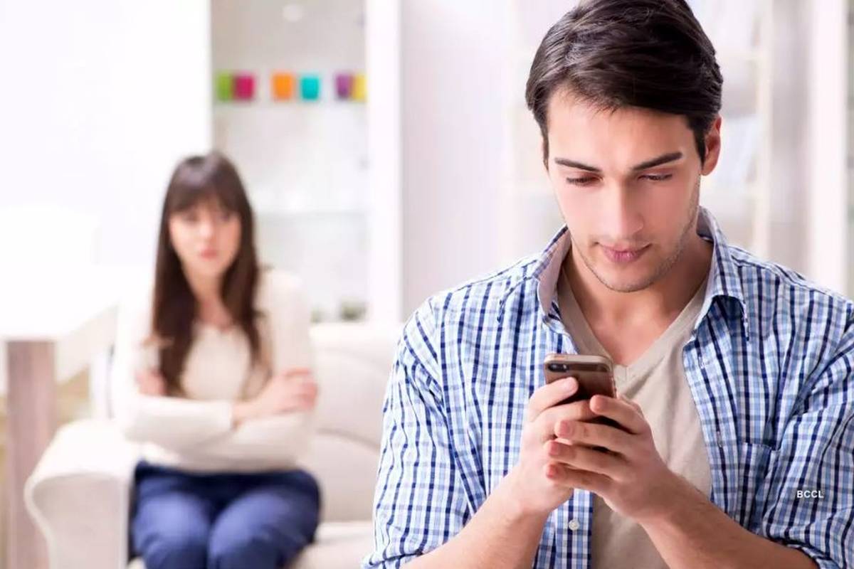 خرده-خیانتهای اینترنتی و آموزش روشهای جاسوسی: روانشناسان چه نظری دارند؟