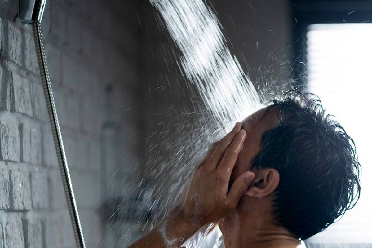 آیا در گرمای تابستان بهتر است دوش آب سرد بگیریم؟