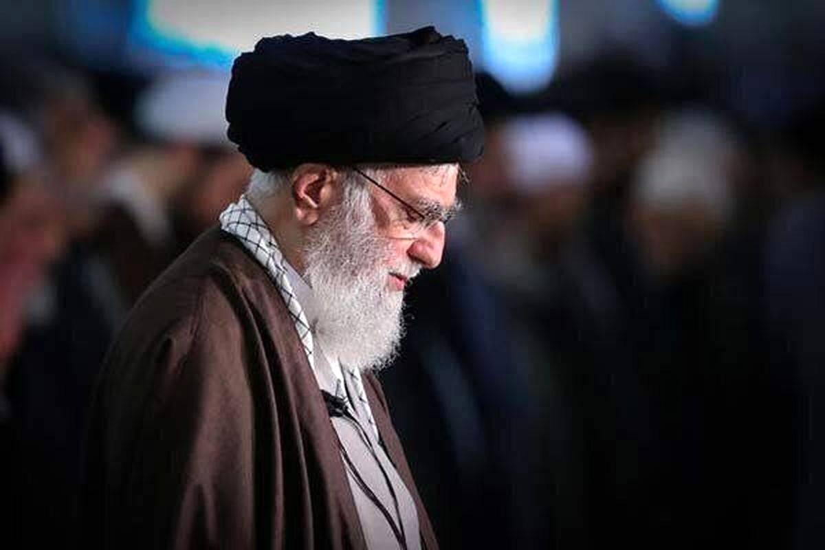 (ویدئو) اقامه نماز رهبر انقلاب بر پیکر شهید هنیه