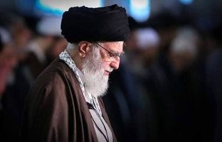 (ویدئو) اقامه نماز رهبر انقلاب بر پیکر شهید هنیه