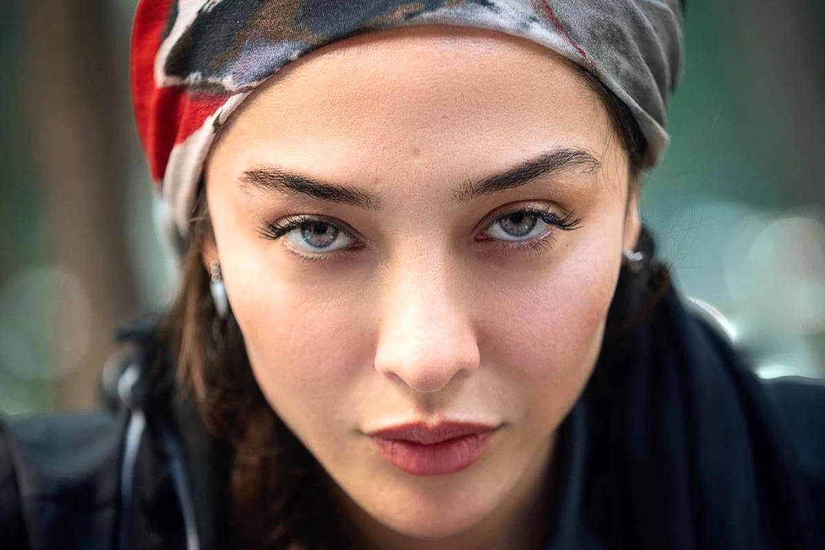 (تصویر) تیپ و استایل دهه شصتی آناهیتا درگاهی در یک مراسم رسمی