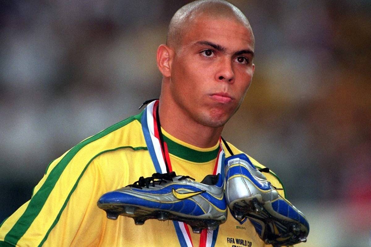 فروش پیراهن رونالدو و موی مارادونا!