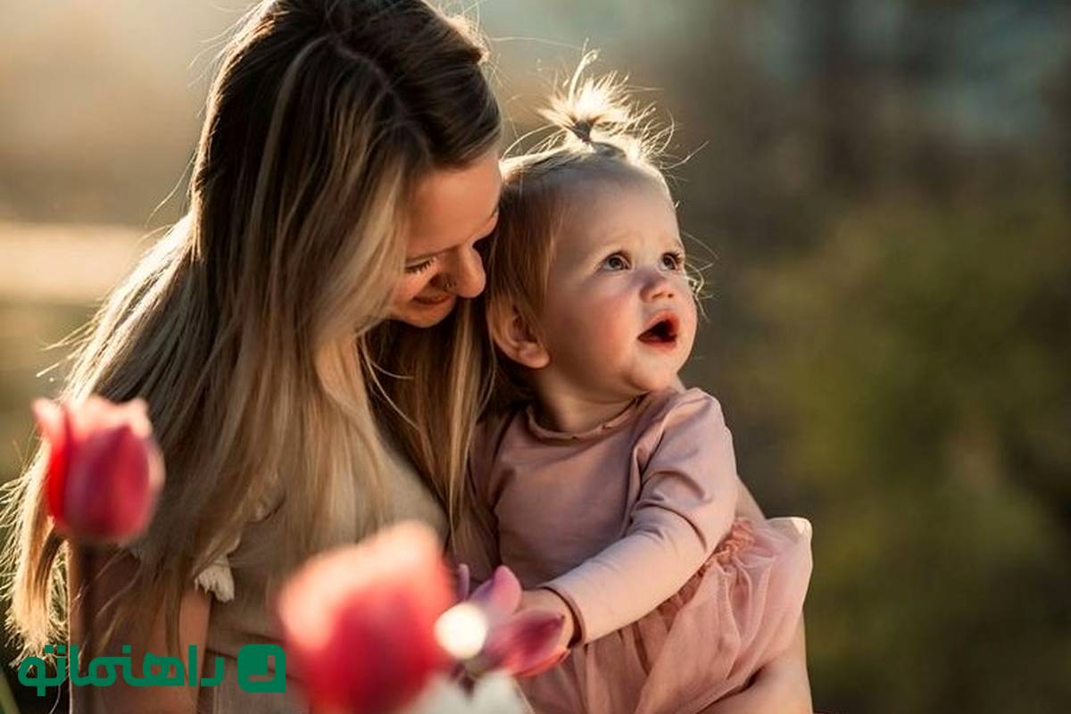 ترفند عکاسی با گوشی 1404؛ ایده عکس بهاری مادر و دختری در باغ لاله به شیوهای آسان