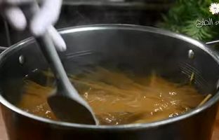 طرز تهیه «ماکارونی» به شیوه متفاوت آشپز مشهور مصری + ویدئو
