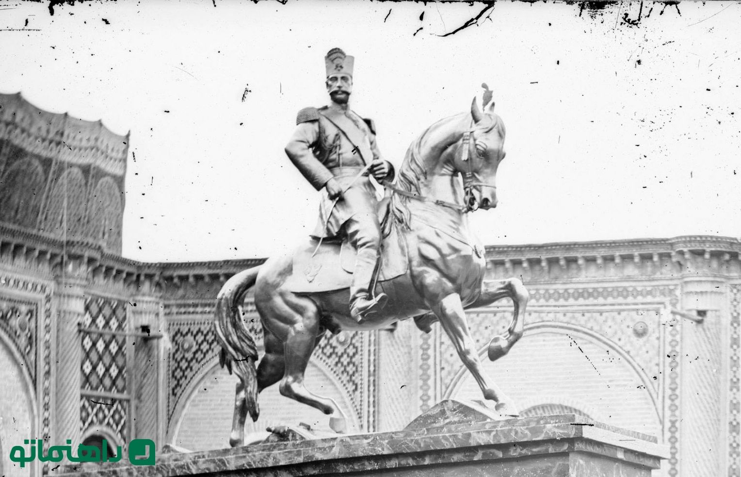 پز ناصرالدین شاه با مجسمه برنزی‌اش + عکس