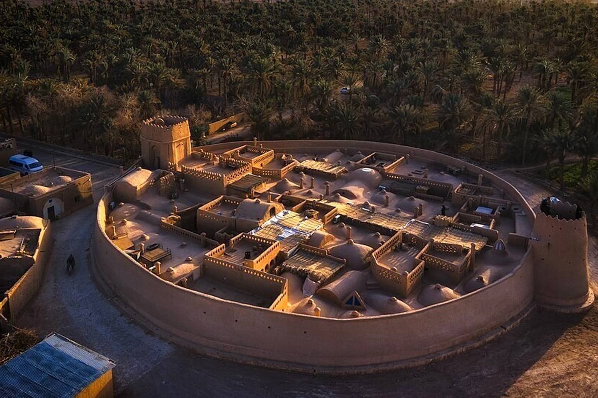 نمای هوایی از معماری دیدنی یک قلعه تاریخی