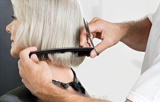 راز جوانی موها؛ ۶ اشتباهی که شما را پیرتر نشان می‌دهد