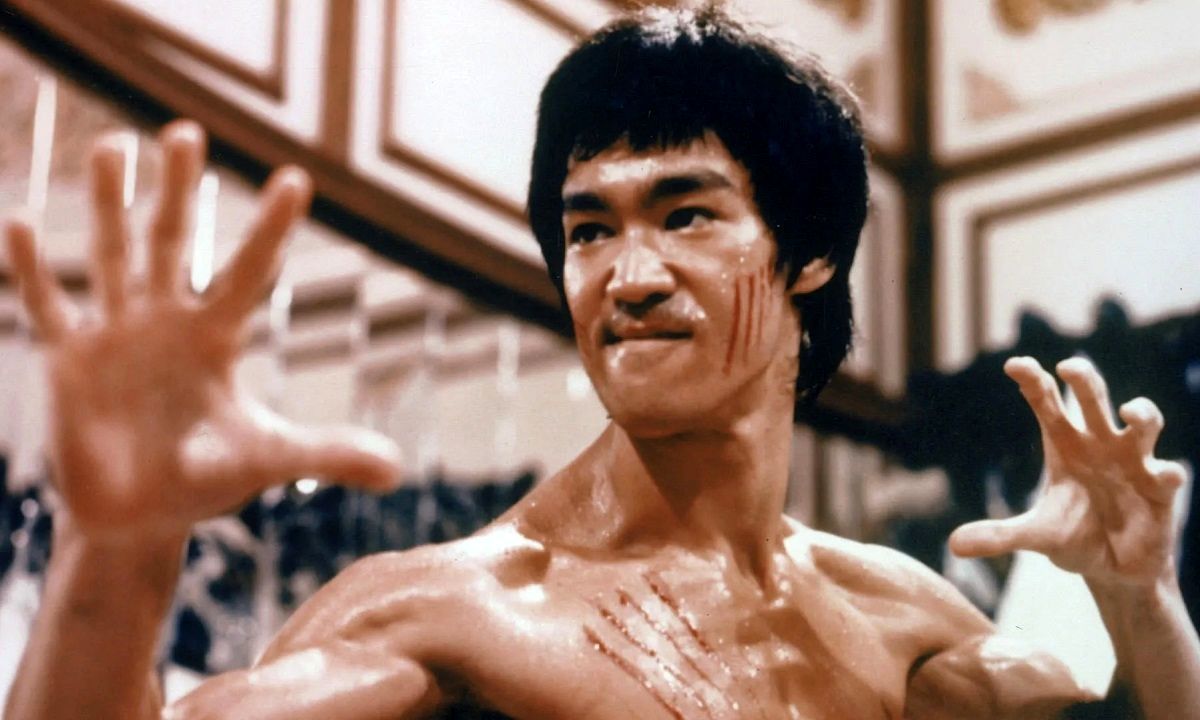 «بروسلی و جان ساکسون» در پشت صحنه فیلم اژدها وارد می شود؛ سال 1973 + عکس