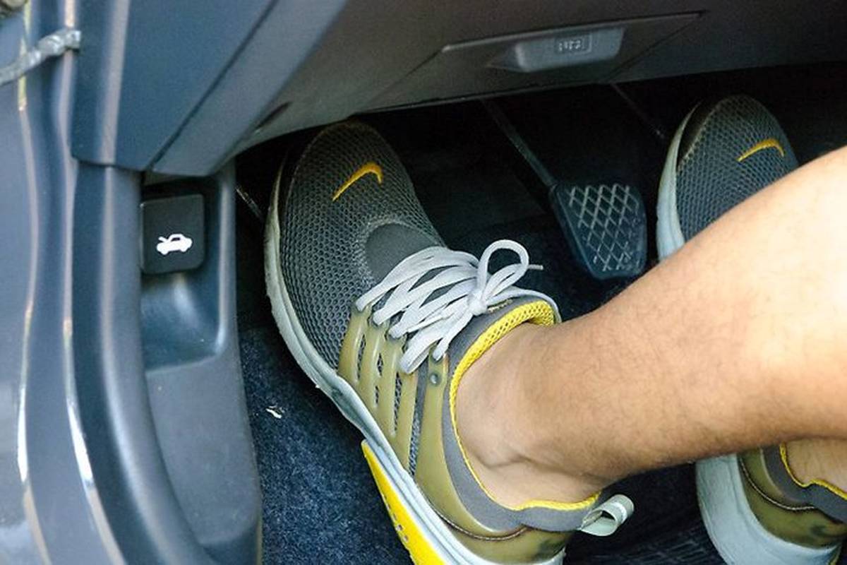 اول کلاچ بگیریم بعد ترمز کنیم با برعکس؟ نحوه صحیح کلاچ گرفتن در رانندگی