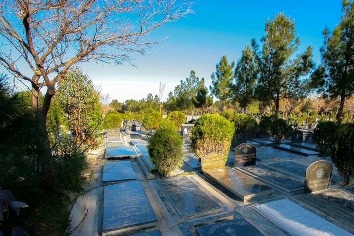 رژۀ «نعش‌کش‌ها» در روز افتتاح «بهشت زهرا»؛ سال 1349