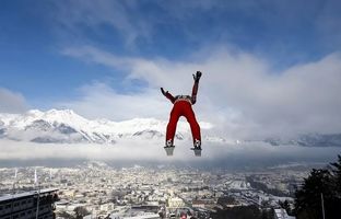 ویدیویی هیجان‌انگیز از لحظه ثبت رکورد پرش اسکی + ویدئو