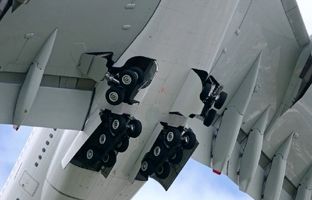 فیلم پربیننده از نحوه باز شدن چرخ‌های هواپیما از نمای بسیار نزدیک + ویدئو