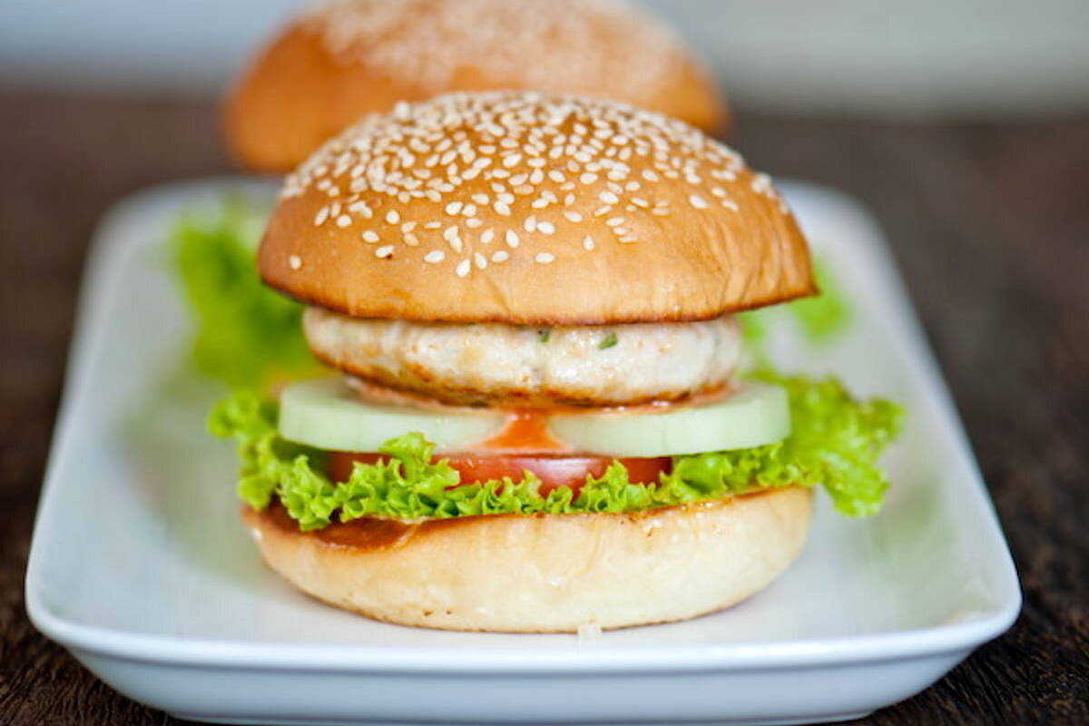 طرز تهیه همبرگر مرغ و اسفناج + فوت و فن