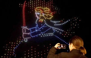 نمایش ویژه پهپادها با تم انیمه در آسمان لس‌آنجلس + ویدئو