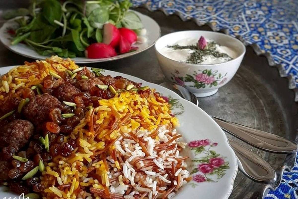 خوشمزه بپزید؛ دستور تهیه رشتهپلو با خرما و کشمش، سحری گرم و مقوی