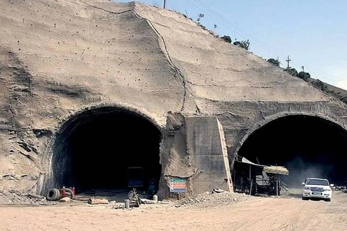 زن جوان با فولکس قورباغه ای در جاده چالوس سال 37 + عکس