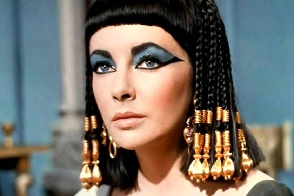 سفر در زمان؛ قلیان کشیدن «الیزابت تیلور، ستاره هالیوود» در تهران؛ سال 55 + عکس