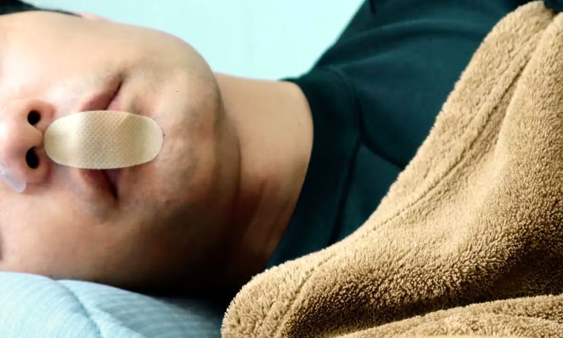 آیا «چسب زدن به دهان» باعث می‌شود بهتر بخوابیم؟