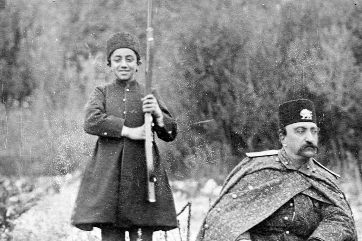 ملیجک بیمار در کنار ناصرالدینشاه؛ سفر طنزآمیز به دل تاریخ قاجار