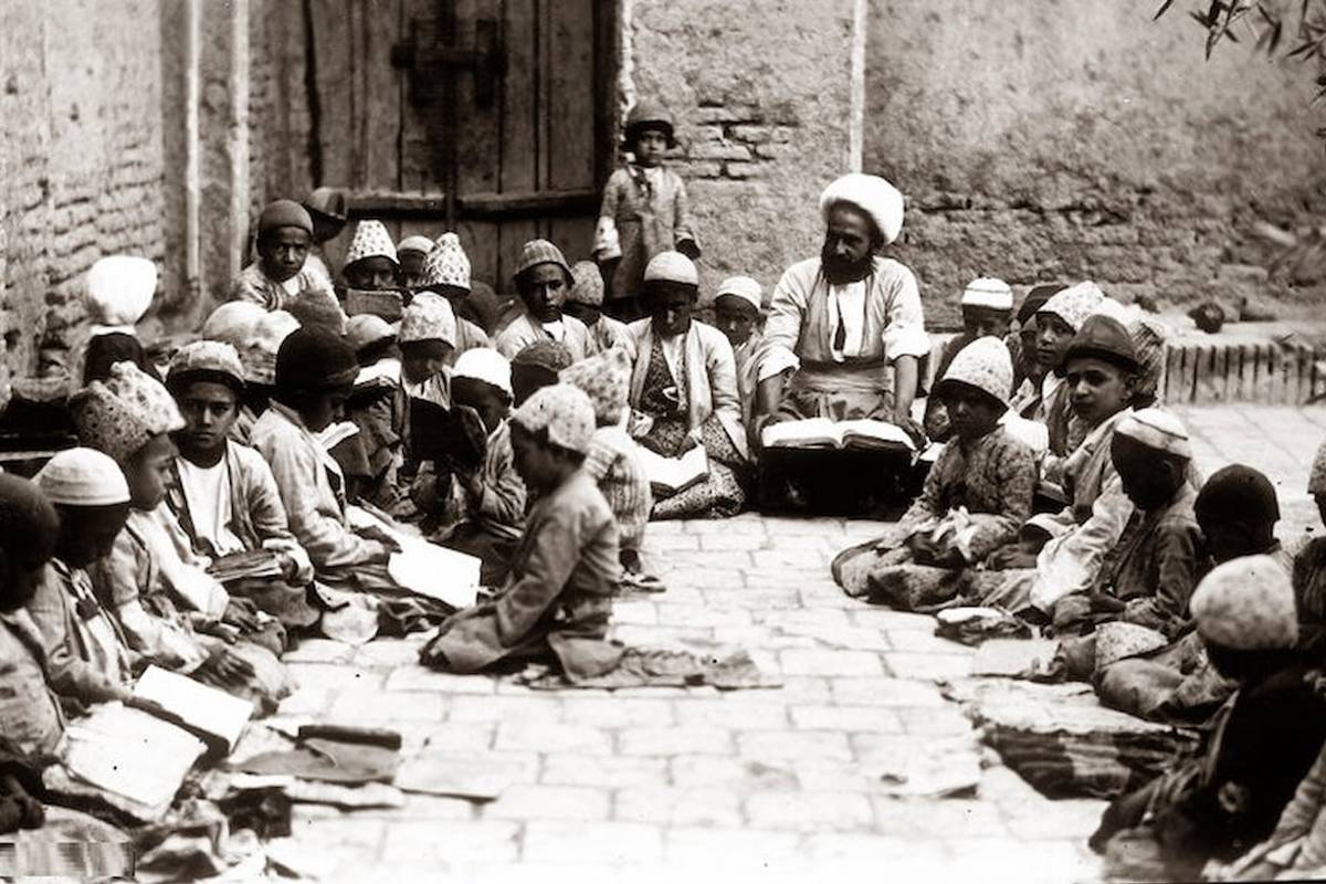 پوشش جالب استاد و شاگرد ۱۳۷ سال پیش در مکتبخانه قاجاری + تصویر