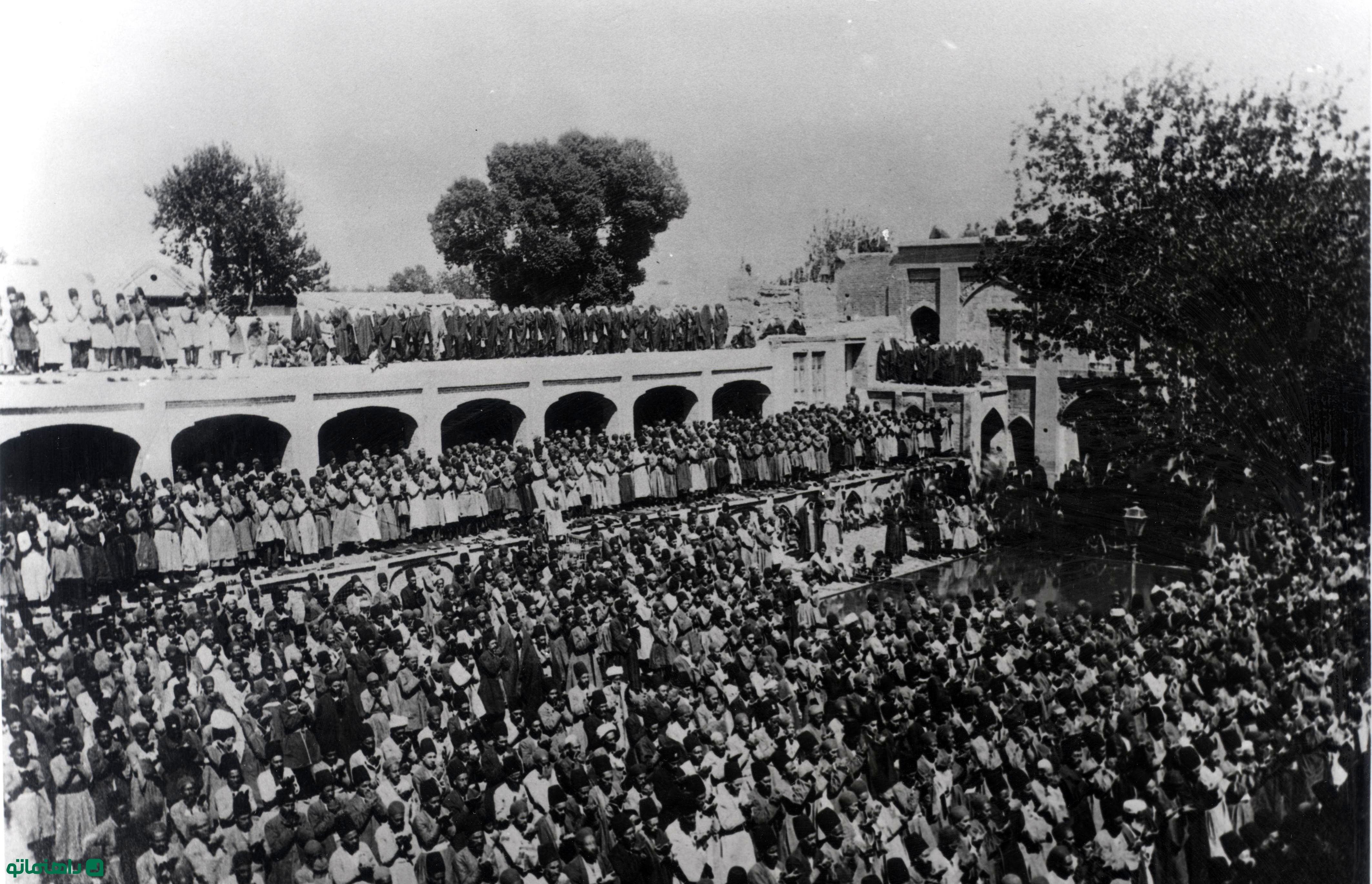 زنان و کودکان در نماز جمعه مسجد جامع تهران حدود 140 سال قبل + عکس