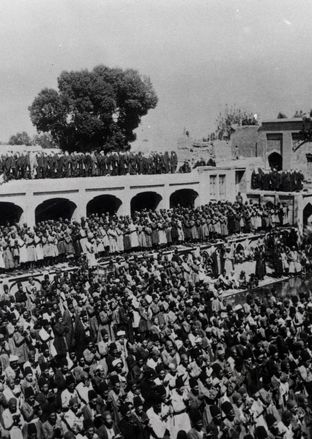 زنان و کودکان در نماز جمعه مسجد جامع تهران حدود 140 سال قبل + عکس