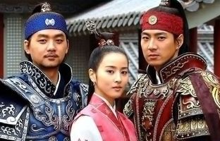 «جومونگ و سوسانو» در پشت صحنه سکانس اسب سواری؛ سال 2006 + عکس