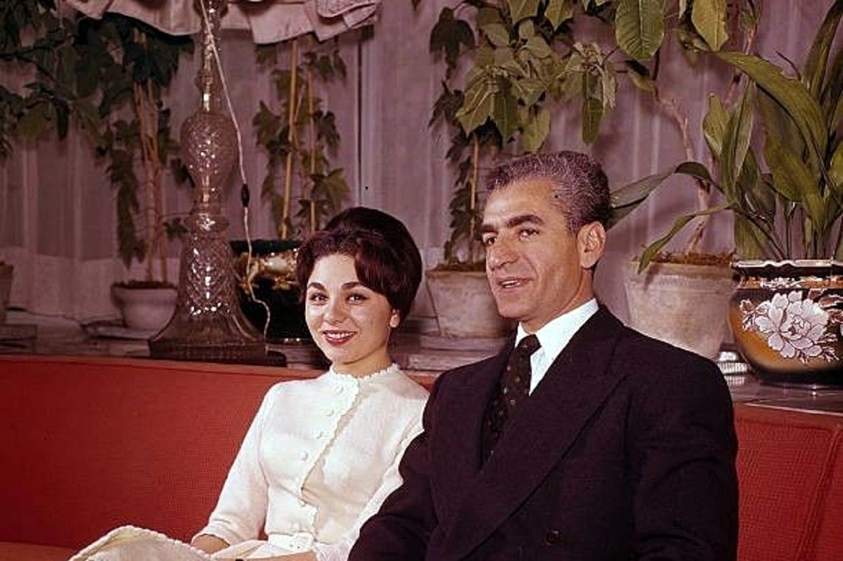 عکس قدیمی: خوشگذرانی فرح و محمدرضا پهلوی در فرانسه، سال 40 