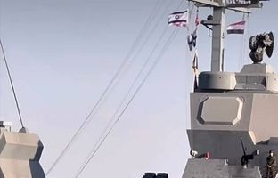  لحظه عبور ناو اسرائیلی از کانال سوئز و حفاظت نیروهای ویژه مصر از آن! +ویدئو