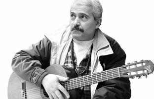 قابی از تاریخ؛ «فرهاد مهراد» با ژست متفاوت در منزل شخصی اش + تصویر