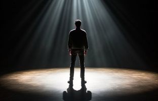  «اثر نورافکن» چیست؟ چرا فکر می‌کنیم دیگران دارند به ما توجه می‌کنند؟ 