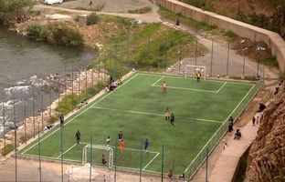 جذاب‌ترین زمین فوتبال ایران در کنار رودخانه در کردستان + ویدئو