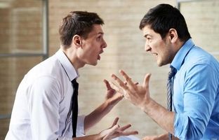  ۱۱ رفتار اشتباه که تظاهر می‌کنیم بخشی طبیعی از زندگی روزمره‌اند 