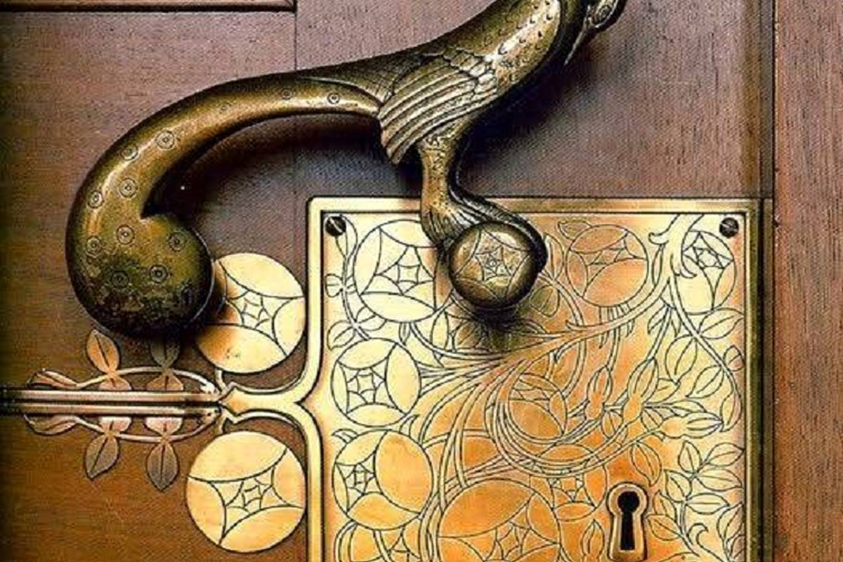 دستگیره و قفل جالب درب مربوط به دوره آر نووُ