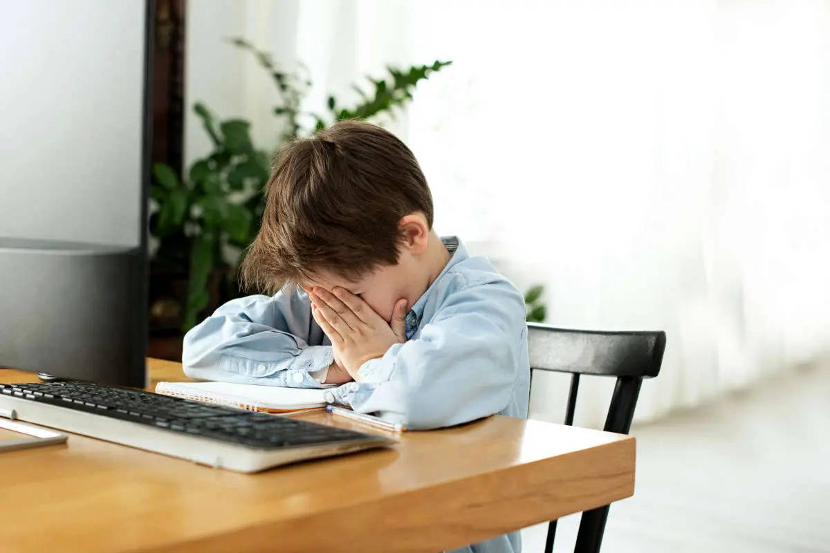 راهنمای فرزند پروری؛ ۱۰ عادت نگران کننده فرزندان که هرگز نباید نادیده گرفته شوند 