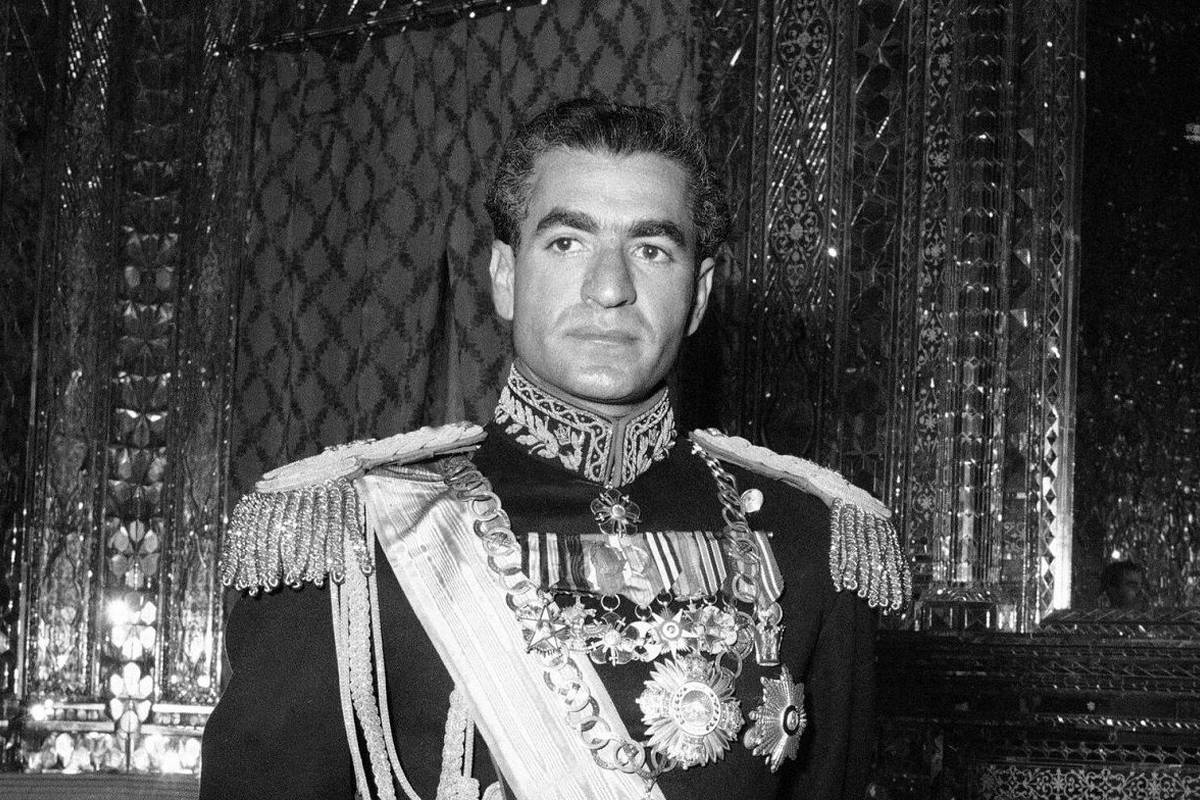 عکس قدیمی: خلبانی محمدرضا پهلوی با هلیکوپتر در اواخر دهه 30