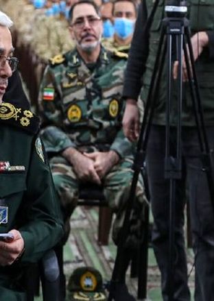 عکس؛ سفر در زمان؛ «سرلشکر باقری و سردار حاجی زاده» در کنار موشک خیبرشکن؛ سال 1403 