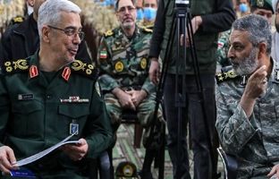  عکس؛ سفر در زمان؛ «سرلشکر باقری و سردار حاجی زاده» در کنار موشک خیبرشکن؛ سال 1403 